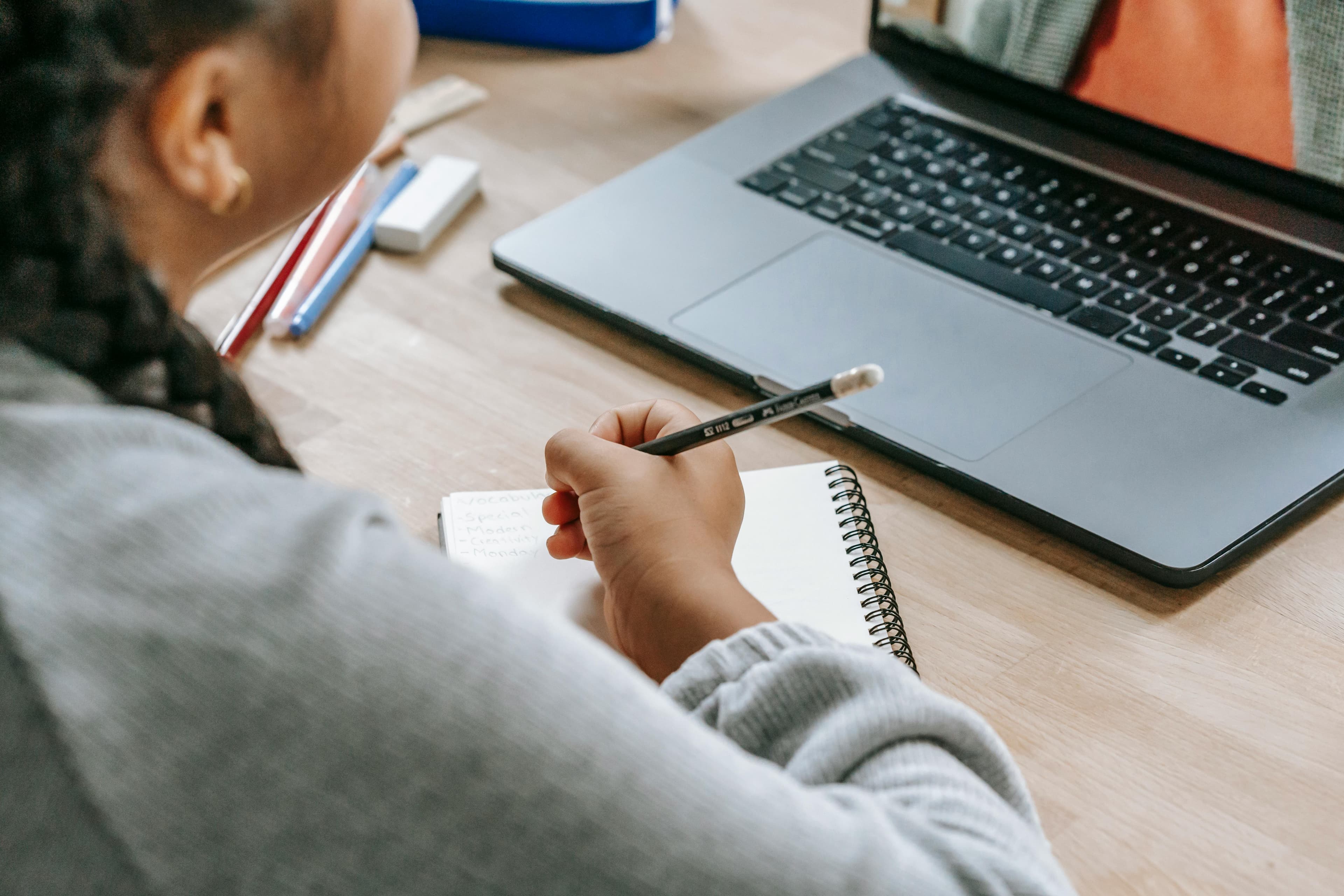 Enfant faisant ses devoirs avec un laptop